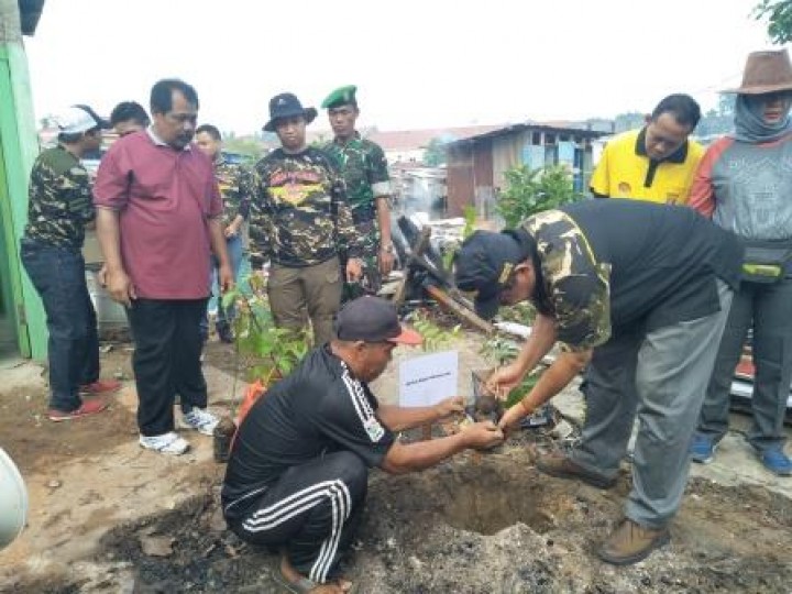 BERSIH SUNGAI, PENANAMAN POHON DAN PENEMPELAN STICKER JANGAN BUANG SAMPAH DISUNGAI