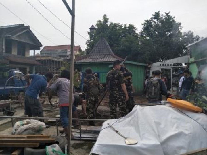 BERSIH SUNGAI, PENANAMAN POHON DAN PENEMPELAN STICKER JANGAN BUANG SAMPAH DISUNGAI