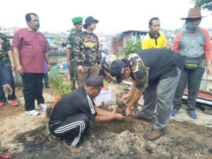 BERSIH SUNGAI, PENANAMAN POHON DAN PENEMPELAN STICKER JANGAN BUANG SAMPAH DISUNGAI