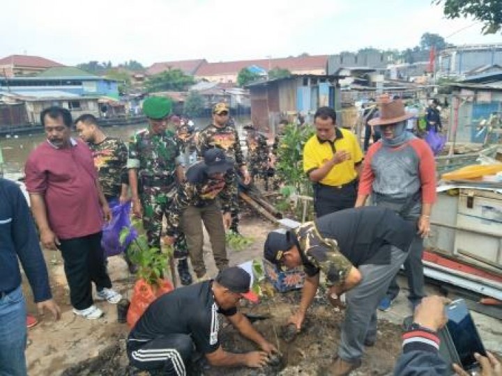 BERSIH SUNGAI, PENANAMAN POHON DAN PENEMPELAN STICKER JANGAN BUANG SAMPAH DISUNGAI