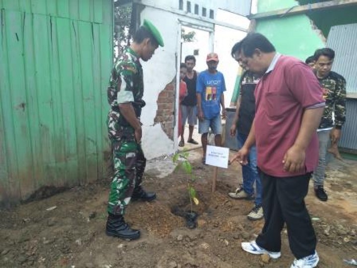 BERSIH SUNGAI, PENANAMAN POHON DAN PENEMPELAN STICKER JANGAN BUANG SAMPAH DISUNGAI