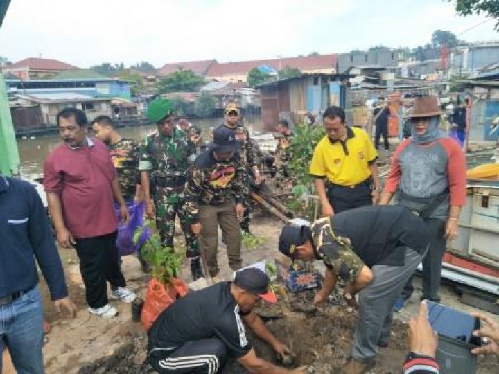 BERSIH SUNGAI, PENANAMAN POHON DAN PENEMPELAN STICKER JANGAN BUANG SAMPAH DISUNGAI