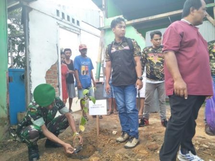 BERSIH SUNGAI, PENANAMAN POHON DAN PENEMPELAN STICKER JANGAN BUANG SAMPAH DISUNGAI