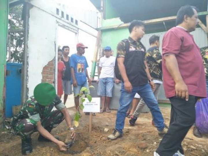 BERSIH SUNGAI, PENANAMAN POHON DAN PENEMPELAN STICKER JANGAN BUANG SAMPAH DISUNGAI