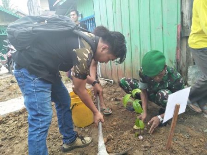 BERSIH SUNGAI, PENANAMAN POHON DAN PENEMPELAN STICKER JANGAN BUANG SAMPAH DISUNGAI