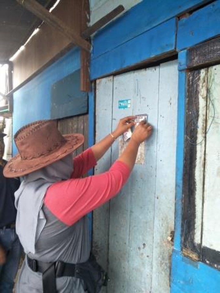 BERSIH SUNGAI, PENANAMAN POHON DAN PENEMPELAN STICKER JANGAN BUANG SAMPAH DISUNGAI
