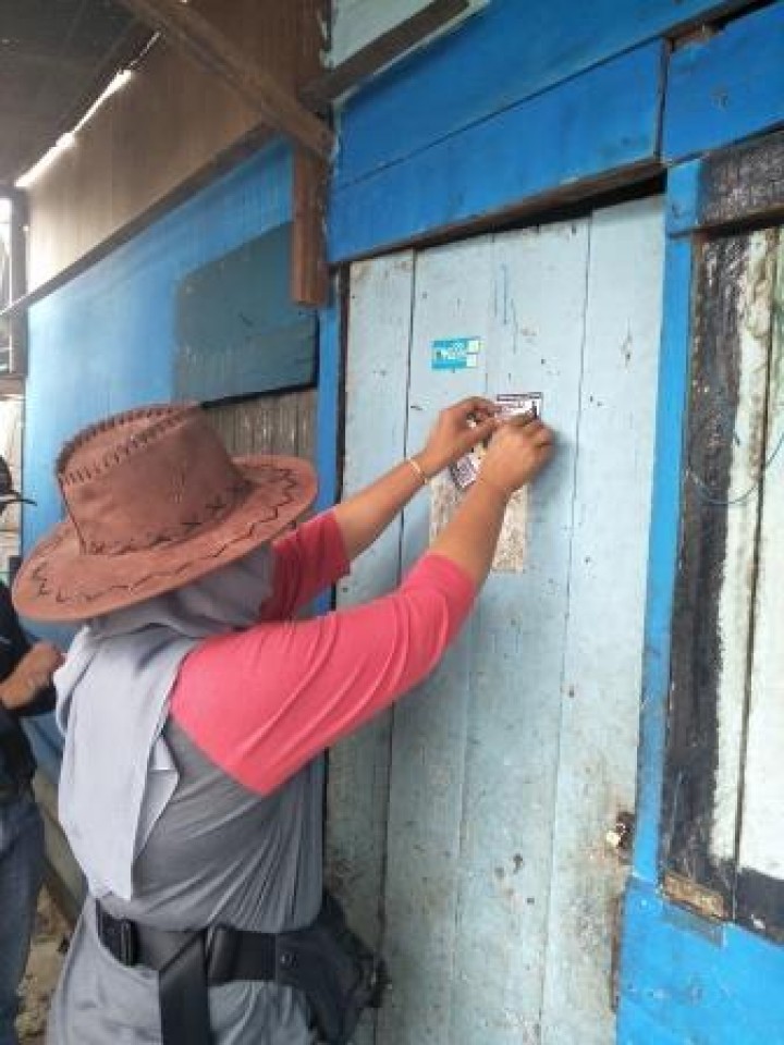 BERSIH SUNGAI, PENANAMAN POHON DAN PENEMPELAN STICKER JANGAN BUANG SAMPAH DISUNGAI