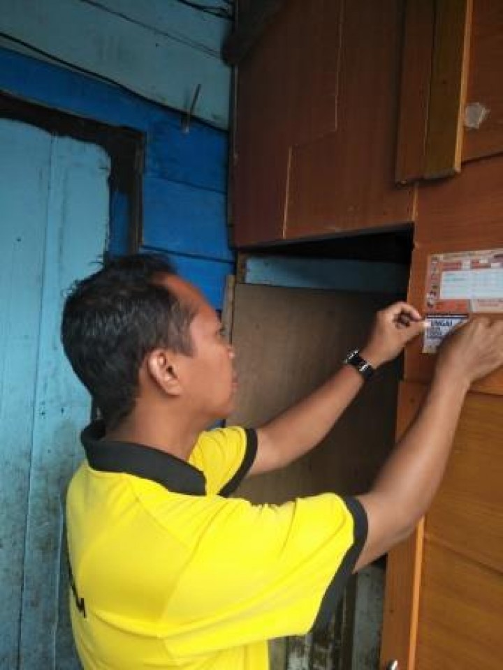 BERSIH SUNGAI, PENANAMAN POHON DAN PENEMPELAN STICKER JANGAN BUANG SAMPAH DISUNGAI