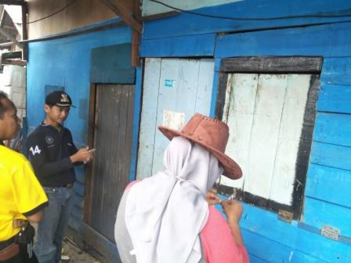 BERSIH SUNGAI, PENANAMAN POHON DAN PENEMPELAN STICKER JANGAN BUANG SAMPAH DISUNGAI