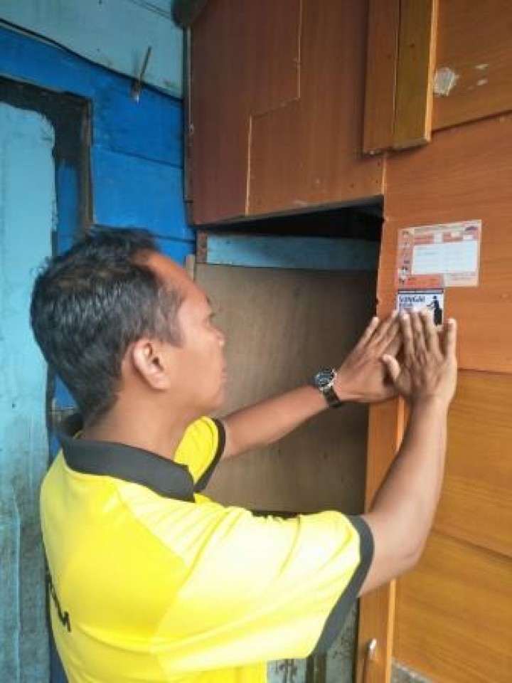 BERSIH SUNGAI, PENANAMAN POHON DAN PENEMPELAN STICKER JANGAN BUANG SAMPAH DISUNGAI