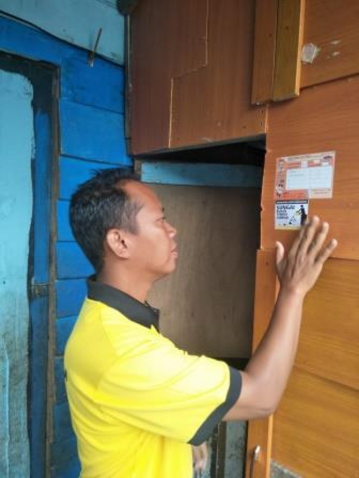 BERSIH SUNGAI, PENANAMAN POHON DAN PENEMPELAN STICKER JANGAN BUANG SAMPAH DISUNGAI