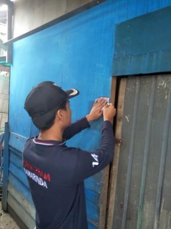 BERSIH SUNGAI, PENANAMAN POHON DAN PENEMPELAN STICKER JANGAN BUANG SAMPAH DISUNGAI