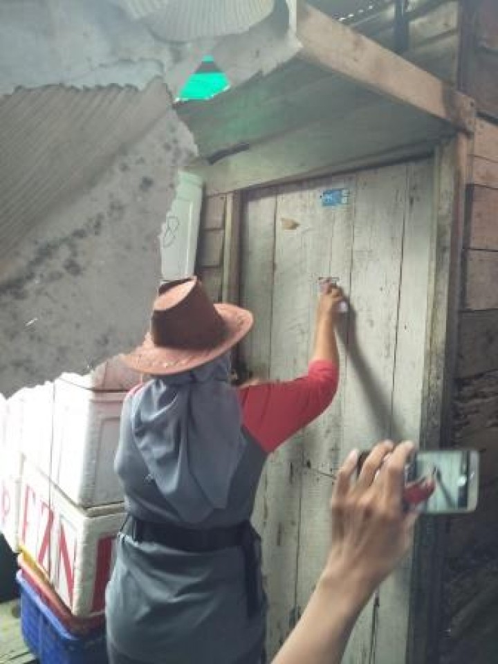 BERSIH SUNGAI, PENANAMAN POHON DAN PENEMPELAN STICKER JANGAN BUANG SAMPAH DISUNGAI