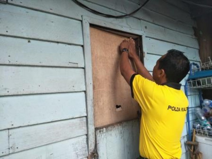 BERSIH SUNGAI, PENANAMAN POHON DAN PENEMPELAN STICKER JANGAN BUANG SAMPAH DISUNGAI