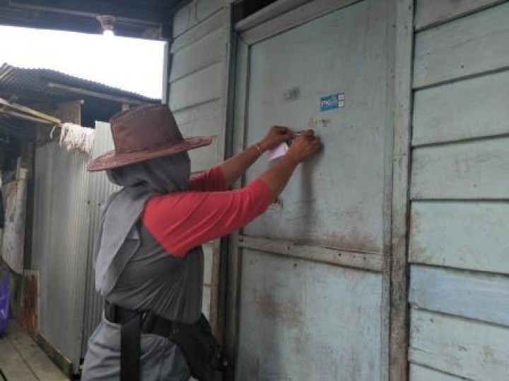 BERSIH SUNGAI, PENANAMAN POHON DAN PENEMPELAN STICKER JANGAN BUANG SAMPAH DISUNGAI