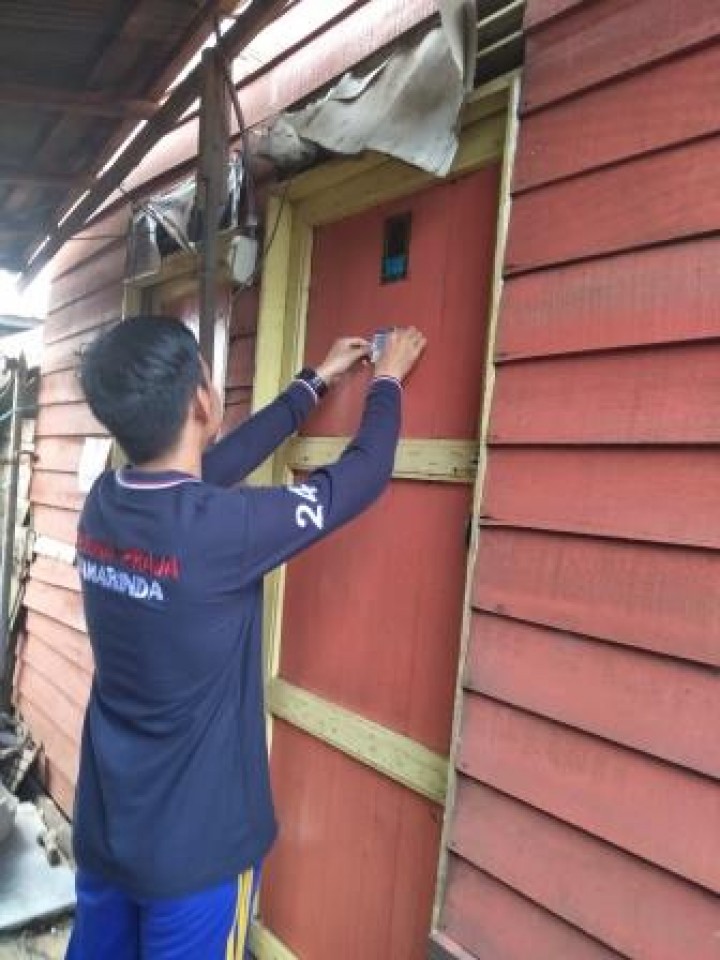 BERSIH SUNGAI, PENANAMAN POHON DAN PENEMPELAN STICKER JANGAN BUANG SAMPAH DISUNGAI