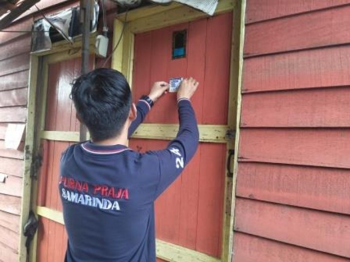 BERSIH SUNGAI, PENANAMAN POHON DAN PENEMPELAN STICKER JANGAN BUANG SAMPAH DISUNGAI