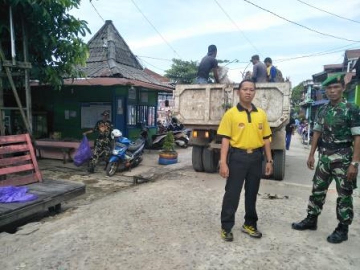 BERSIH SUNGAI, PENANAMAN POHON DAN PENEMPELAN STICKER JANGAN BUANG SAMPAH DISUNGAI
