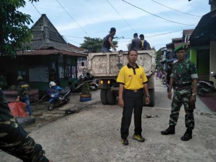 BERSIH SUNGAI, PENANAMAN POHON DAN PENEMPELAN STICKER JANGAN BUANG SAMPAH DISUNGAI