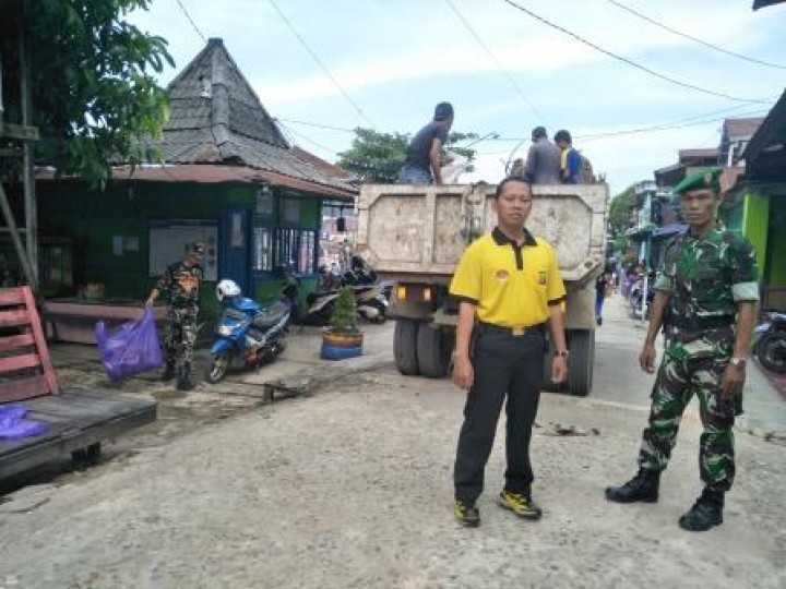 BERSIH SUNGAI, PENANAMAN POHON DAN PENEMPELAN STICKER JANGAN BUANG SAMPAH DISUNGAI