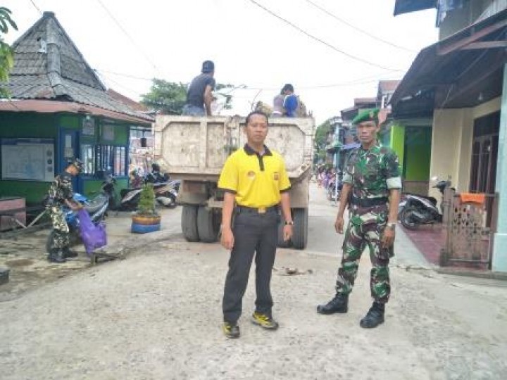 BERSIH SUNGAI, PENANAMAN POHON DAN PENEMPELAN STICKER JANGAN BUANG SAMPAH DISUNGAI
