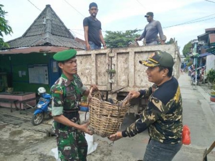 BERSIH SUNGAI, PENANAMAN POHON DAN PENEMPELAN STICKER JANGAN BUANG SAMPAH DISUNGAI