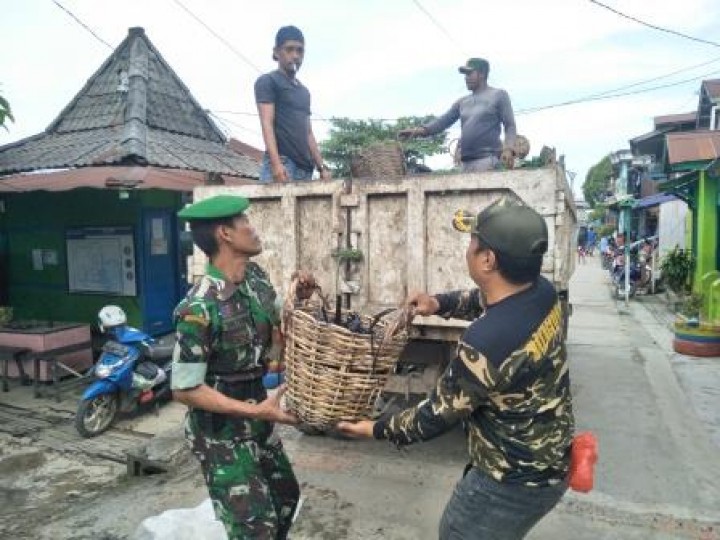 BERSIH SUNGAI, PENANAMAN POHON DAN PENEMPELAN STICKER JANGAN BUANG SAMPAH DISUNGAI