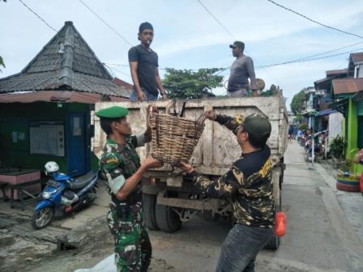 BERSIH SUNGAI, PENANAMAN POHON DAN PENEMPELAN STICKER JANGAN BUANG SAMPAH DISUNGAI