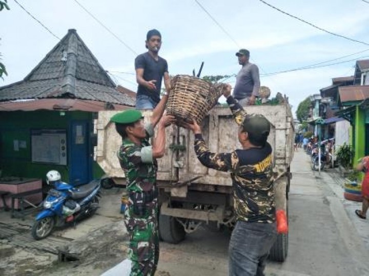BERSIH SUNGAI, PENANAMAN POHON DAN PENEMPELAN STICKER JANGAN BUANG SAMPAH DISUNGAI