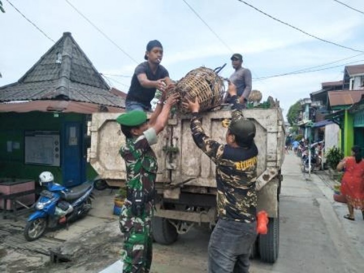 BERSIH SUNGAI, PENANAMAN POHON DAN PENEMPELAN STICKER JANGAN BUANG SAMPAH DISUNGAI
