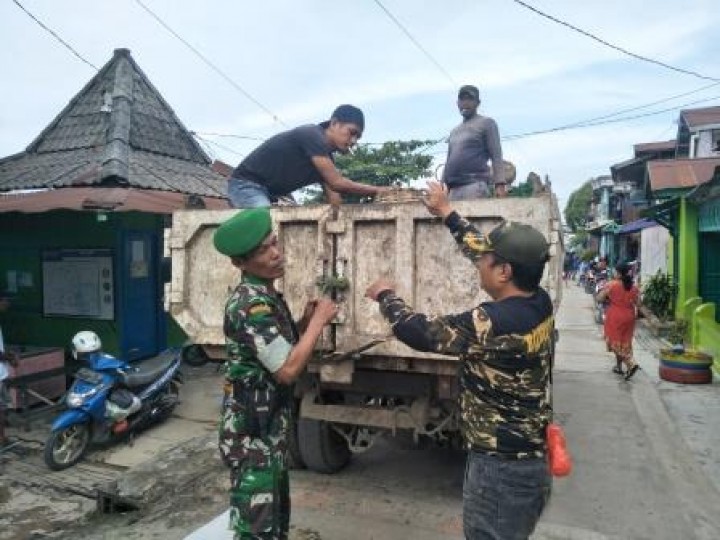 BERSIH SUNGAI, PENANAMAN POHON DAN PENEMPELAN STICKER JANGAN BUANG SAMPAH DISUNGAI