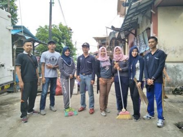 BERSIH SUNGAI, PENANAMAN POHON DAN PENEMPELAN STICKER JANGAN BUANG SAMPAH DISUNGAI