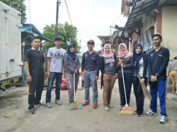 BERSIH SUNGAI, PENANAMAN POHON DAN PENEMPELAN STICKER JANGAN BUANG SAMPAH DISUNGAI
