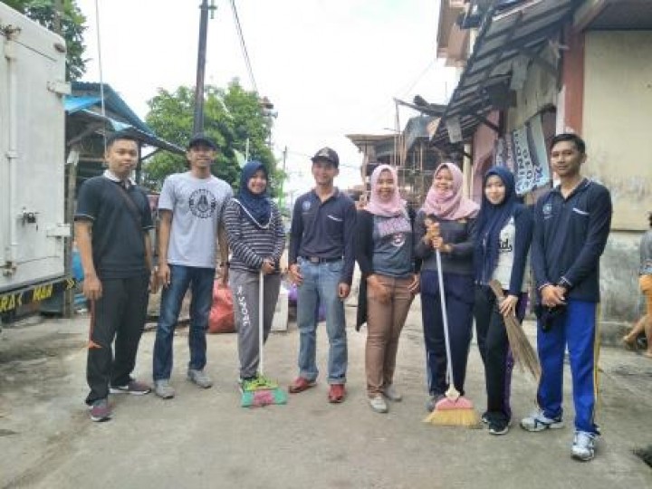 BERSIH SUNGAI, PENANAMAN POHON DAN PENEMPELAN STICKER JANGAN BUANG SAMPAH DISUNGAI