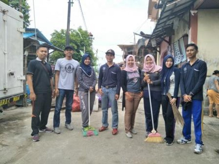 BERSIH SUNGAI, PENANAMAN POHON DAN PENEMPELAN STICKER JANGAN BUANG SAMPAH DISUNGAI