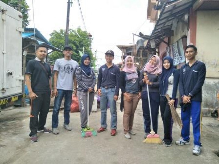 BERSIH SUNGAI, PENANAMAN POHON DAN PENEMPELAN STICKER JANGAN BUANG SAMPAH DISUNGAI