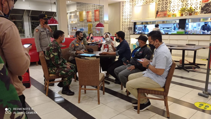 Razia Gabungan seluruh kelurahan di kec. sungai pinang  bersama binas dan binsa  Satgas covid 19  cafe2 yg ada di wil kec sei pinang. tgl 17 mei 2021