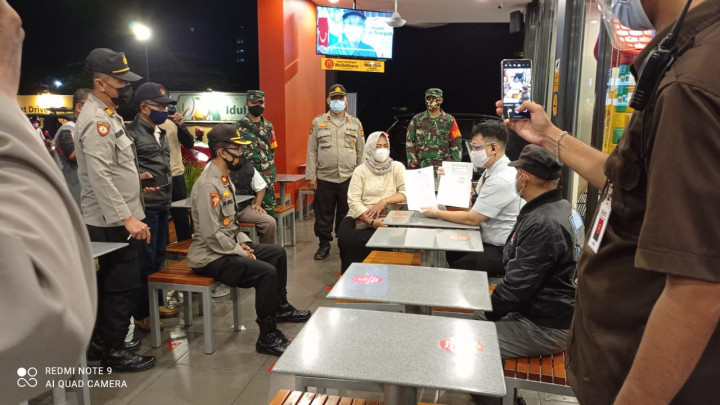 Razia Gabungan seluruh kelurahan di kec. sungai pinang  bersama binas dan binsa  Satgas covid 19  cafe2 yg ada di wil kec sei pinang. tgl 17 mei 2021