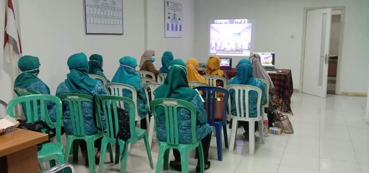 Peringati Hari Keluarga Nasional ke 28 melalui virtual zoom bersama Kader PKK Dan kader sub PPKBD tanggal 7 Juni 2021