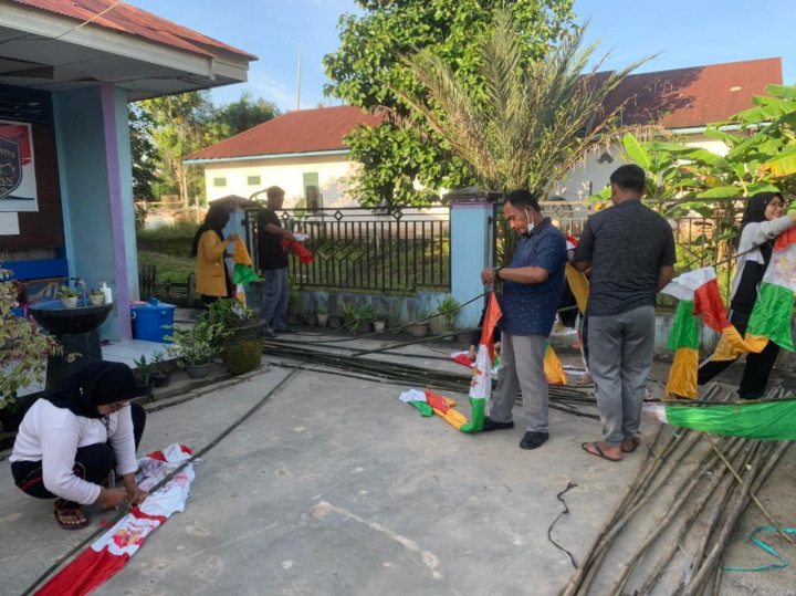 Gotong Royong Bersama Pegawai Kelurahan Bantuas Serta KKN Unmul, KKN Uinsi, dan PKN Politani