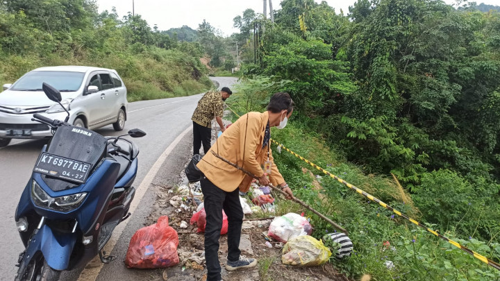Pembersihan Sampah di Gunung Dayak dan Gotong Royong di Kantor Kelurahan