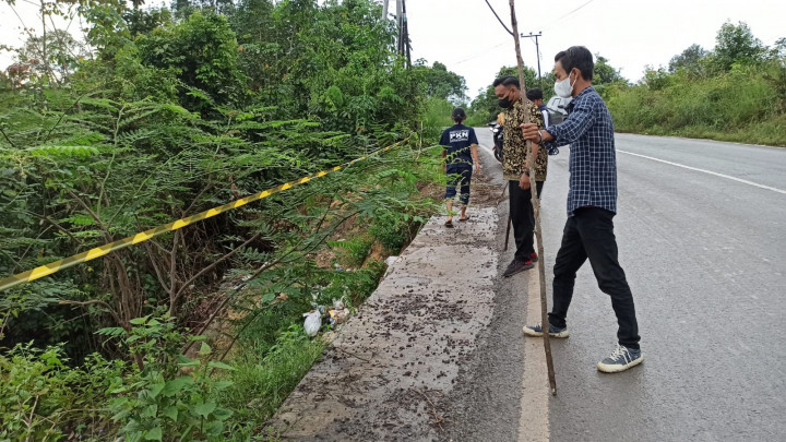 Pembersihan Sampah di Gunung Dayak dan Gotong Royong di Kantor Kelurahan