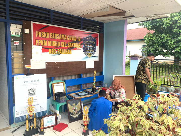 Pembersihan Sampah di Gunung Dayak dan Gotong Royong di Kantor Kelurahan