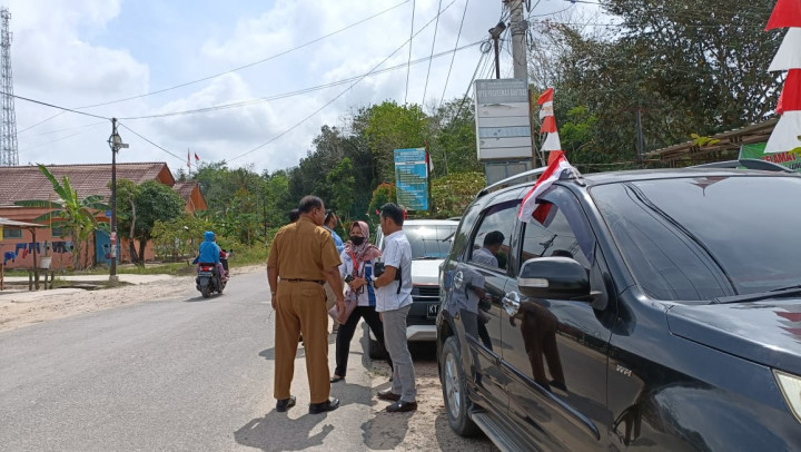 Kegiatan Pembagian Bendera Di kelurahan Bantuas bersama Babinsa, Mahasiswa KKN UINSI dan STIKSAM