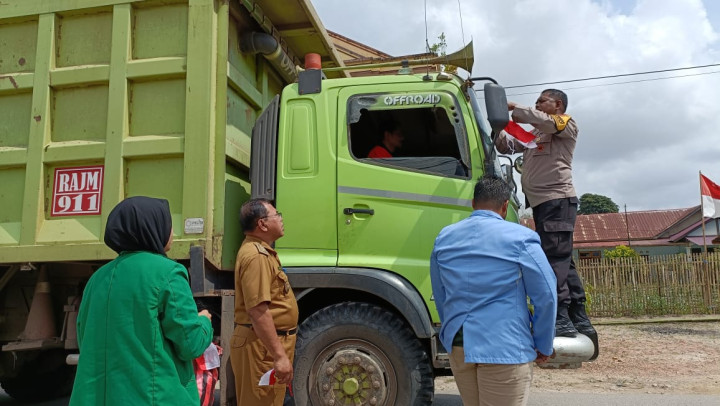 Kegiatan Pembagian Bendera Di kelurahan Bantuas bersama Babinsa, Mahasiswa KKN UINSI dan STIKSAM