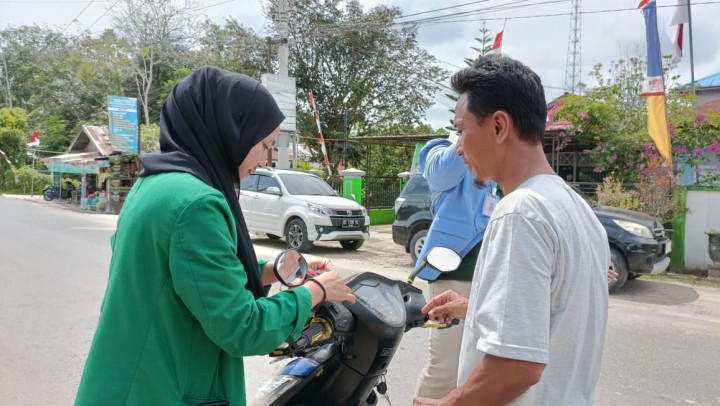 Kegiatan Pembagian Bendera Di kelurahan Bantuas bersama Babinsa, Mahasiswa KKN UINSI dan STIKSAM