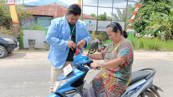 Kegiatan Pembagian Bendera Di kelurahan Bantuas bersama Babinsa, Mahasiswa KKN UINSI dan STIKSAM