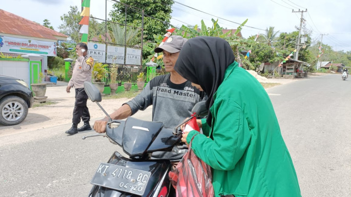 Kegiatan Pembagian Bendera Di kelurahan Bantuas bersama Babinsa, Mahasiswa KKN UINSI dan STIKSAM