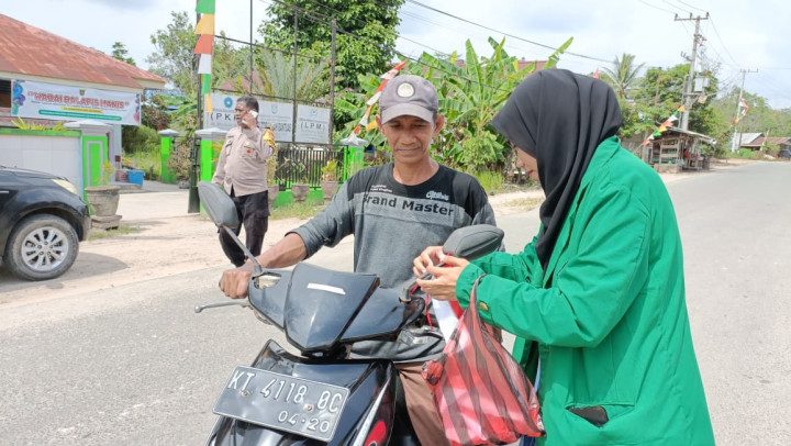 Kegiatan Pembagian Bendera Di kelurahan Bantuas bersama Babinsa, Mahasiswa KKN UINSI dan STIKSAM