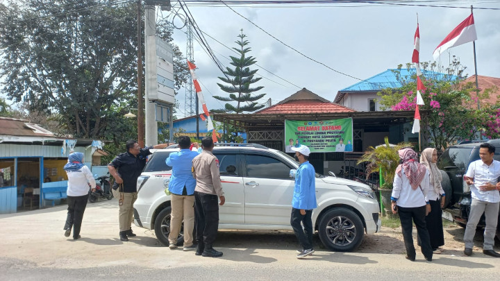 Kegiatan Pembagian Bendera Di kelurahan Bantuas bersama Babinsa, Mahasiswa KKN UINSI dan STIKSAM